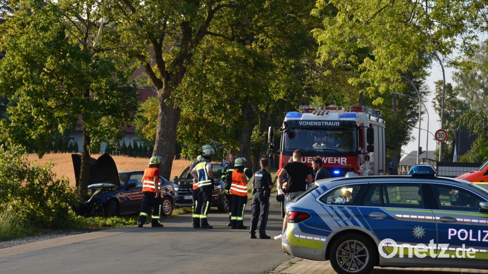 Beim Abbiegen blockierten angeblich die Reifen des älteren BMW und der Fahrer landete frontal an einem Baum. Er und sein Beifahrer zogen sich dabei mittelschwere Verletzungen zu. Bild: dob