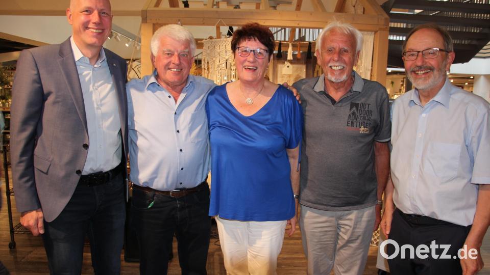 Mit Walter Kraus (Zweiter von links) und Manfred Probst (Zweiter von rechts) sind beim Festabend zwei Urgesteine gewürdigt worden, die das Möbelhaus Gleißner jahrzehntelang geprägt haben. Mit im Bild (von links) Jörg Kulzer, Liselotte Kulzer und Hans Kulzer. Bild: kro