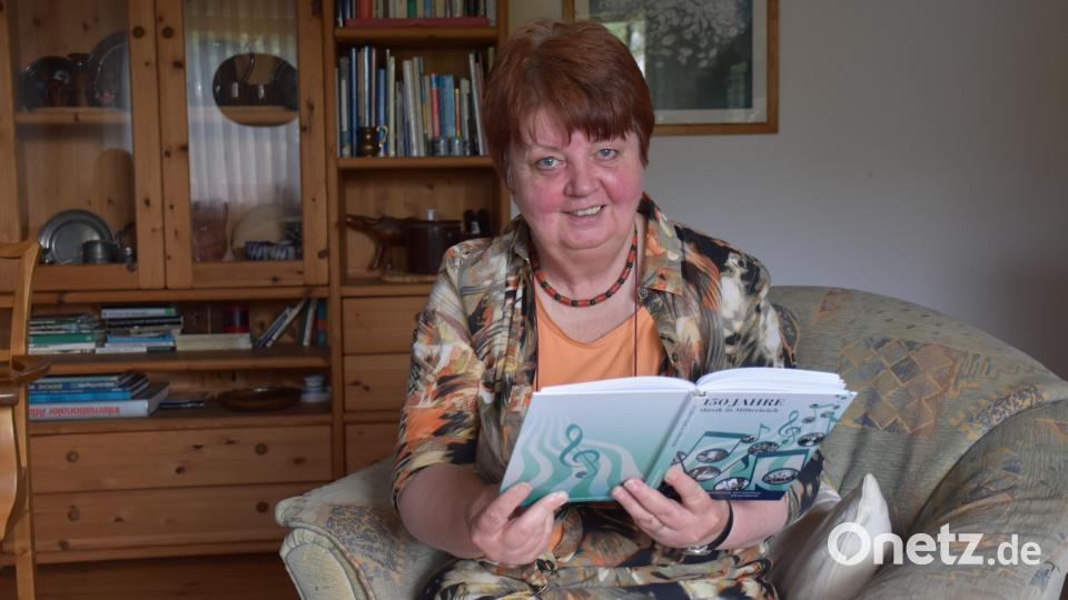 Glücklich liest Monika Beer-Helm ein paar Zeilen aus dem Buch vor, in das sie viel Zeit und Muse investiert hat. Bild: ubb