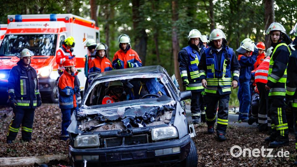 Bei einem simulierten Verkehrsunfall kurz vor Dienstschluss waren nochmal alle gefordert. Bild: flm