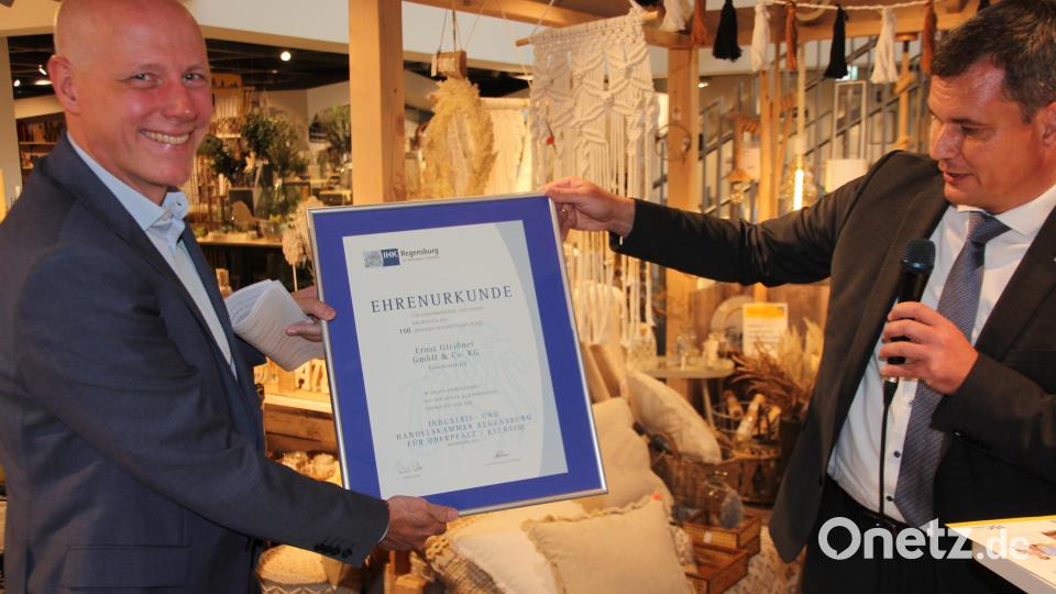 Florian Rieder hatte die Ehrenurkunde der IHK Regensburg zum 150-jährigen Firmenjubiläum mitgebracht und an Inhaber Jörg Kulzer (links) überreicht. Bild: kro