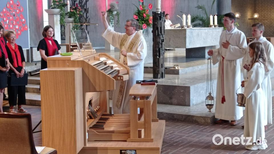 Stadtpfarrer Bernd Philipp weihte den neuen Spieltisch und die restaurierte Orgel in der neuen Kirche Sankt Sebastian. Bild: fpoz