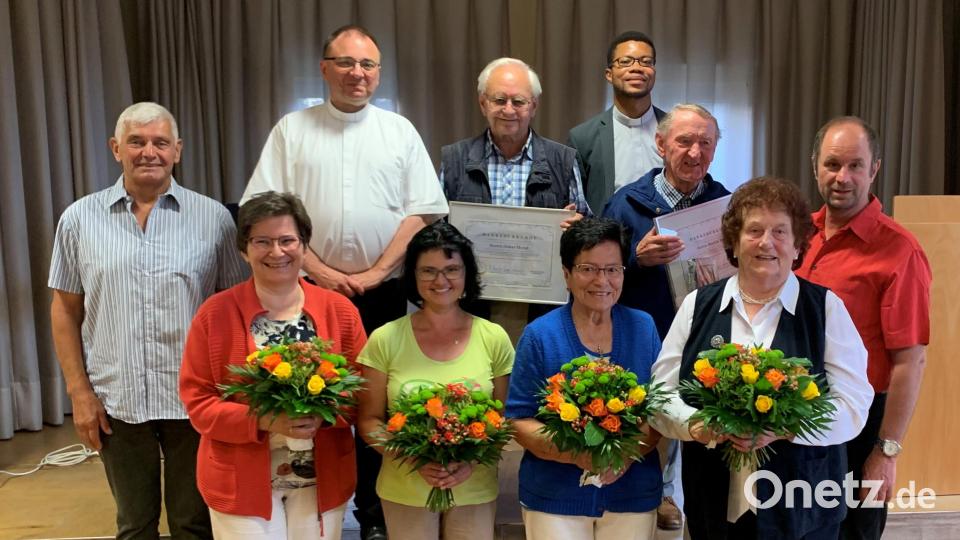 Pfarrer Markus Bruckner, Kaplan Justin Kishimbe (Dritter und Siebter von links) und Chorleiter Michael Scherm (rechts) dankten Marita Doleschal, Doris Raß, Hermine Heinl, Elfriede Veigl (vorne von links), Alfred Popp, Oskar Heinl und Martin Bauer (hinten von rechts) für ihr Engagement im Kirchenchor und in der Pfarrgemeinde. Bild: mez