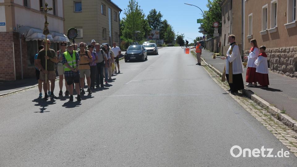 Bei ihrer Rückkehr spendete Stadtpfarrer Thomas Kraus den Wallfahrern seinen Segen. Bild: jzk