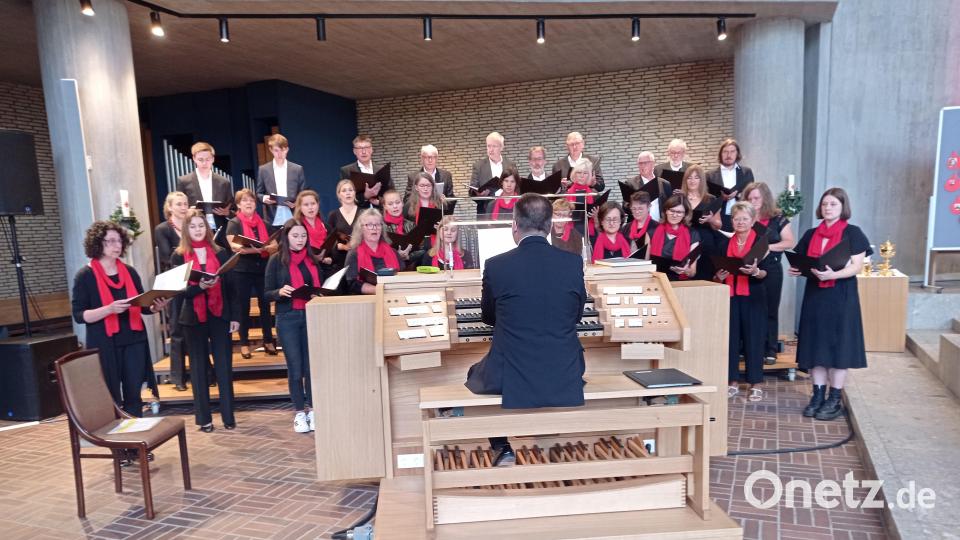 Der Chor der Kirchengemeinde Sankt Sebastian unter der Leitung von Werner Stehbach konnte mit dem musikalischen Programm voll überzeugen. Bild: fpoz