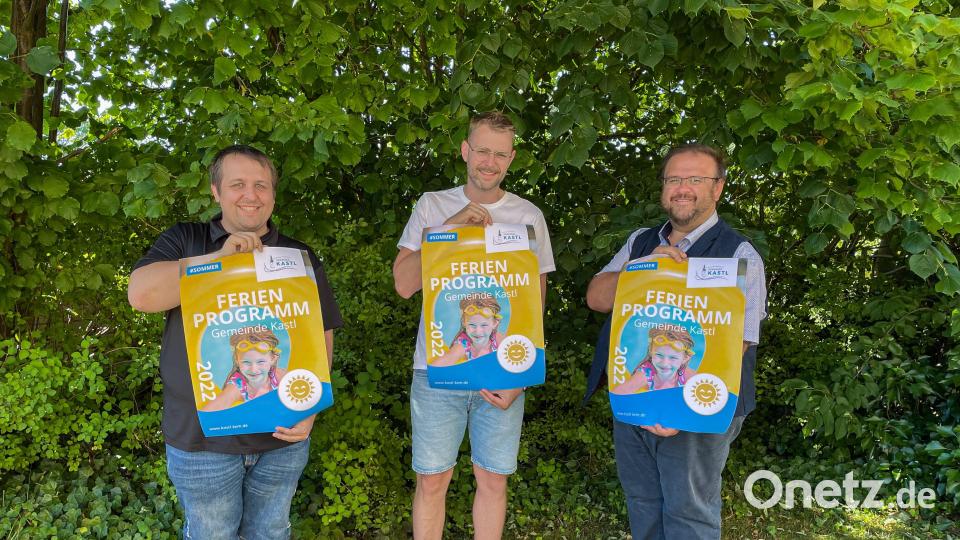 Die Jugendbeauftragten Dominik Kugler und Patrick Meyer sowie Bürgermeister Hans Walter (von links) stellten das Ferienprogramm vor. Bild: Gemeinde Kastl/exb