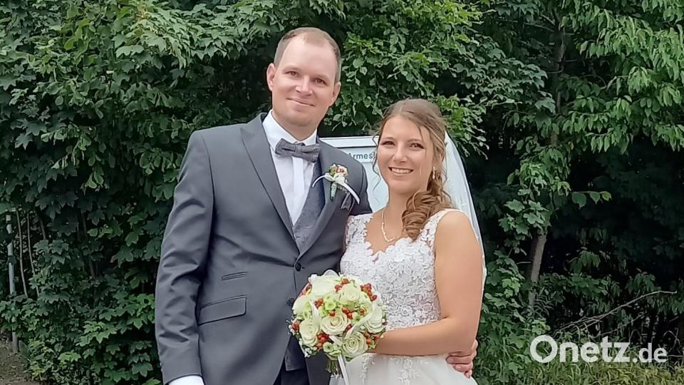 Das glückliche Brautpaar, Christina und Marc Meier, nach der kirchlichen Trauung auf dem Armesberg. Bild: rwo