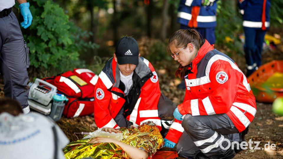 Bei einem angenommenen Fahrradsturz in unwegigem Gelände stand zunächst die medizinische Versorgung im Vordergrund. Danach wurde die Feuerwehr für eine Tragehilfe benötigt, um zum Rettungswagen zu gelangen. Bild: flm