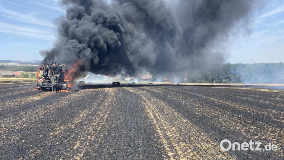 Erst drei Tage alt war die landwirtschaftliche Maschine, die am Mittwoch in der Nähe von Pfaffenreuth in Flammen aufging. Der Qualm war schon von weitem zu sehen. Bild: Feuerwehr Waldsassen/exb