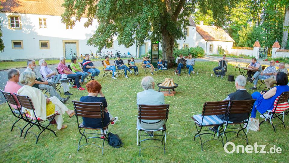 Bürgermeister Hans Walter (Vierter von rechts) wird im Schlosshof Wolframshof wieder Lagerfeuergeschichten zum Ferienprogramm beisteuern. Archivbild: stg