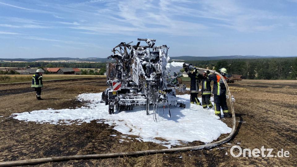 Auf rund 250.000 Euro beziffert die Polizei den Schaden an der nagelneuen Ballenpresse, die durch das Feuer komplett zerstört wurde. Bild: Feuerwehr Waldsassen/exb