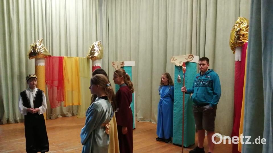 Seit Wochen laufen in der Stadthalle Waldsassen an der Egerer Straße die Proben für das Musical "Esther". Bild: Gertrud Hankl/exb