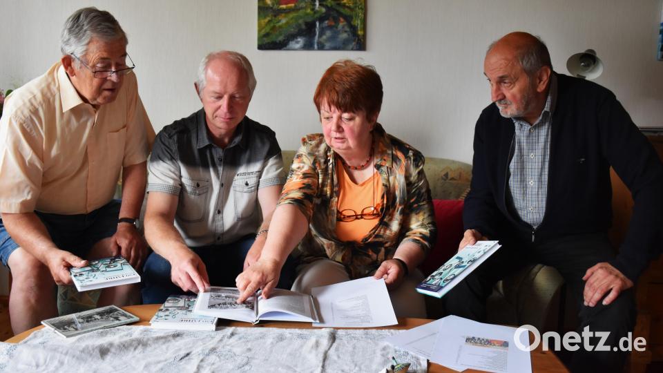 Erhard Sommer, Oliver Lipfert, Monika Beer-Helm und Werner Männer (von links) stellten mit viel Freude das neue Buch &quot;150 Jahre Musik in Mitterteich&quot; vor. Bild: ubb