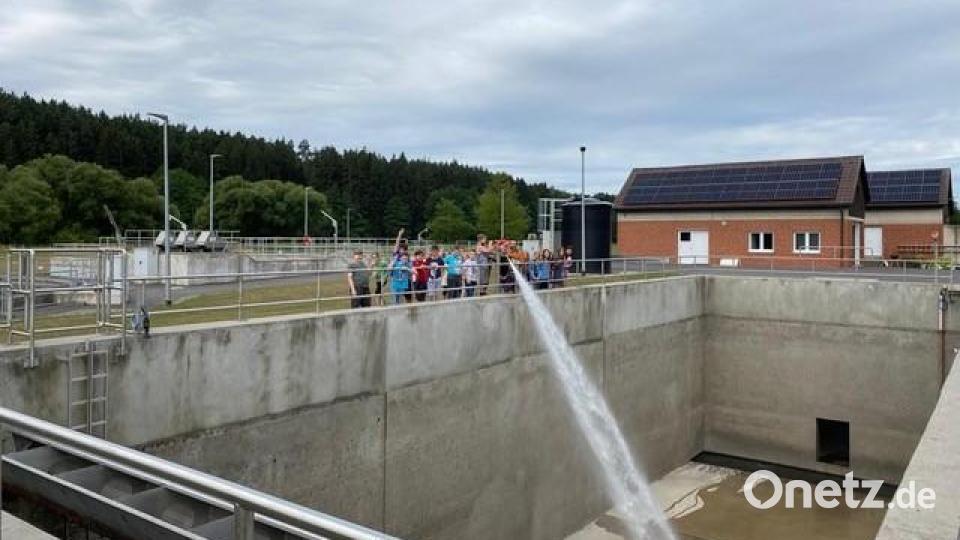 Jeder der Viertklässler durfte mit der &quot;Wasserkanone&quot; einen riesigen Wasserstrahl in ein großes Becken steuern. Bild: Carmen Schraml/exb