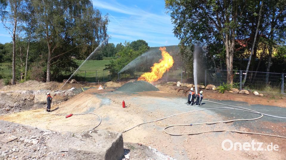 Einsatzkräfte der Feuerwehren Waldsassen und Kondrau kühlten den Bereich um die Stichflamme mit Löschwasser. Bild: Feuerwehr Waldsassen/exb