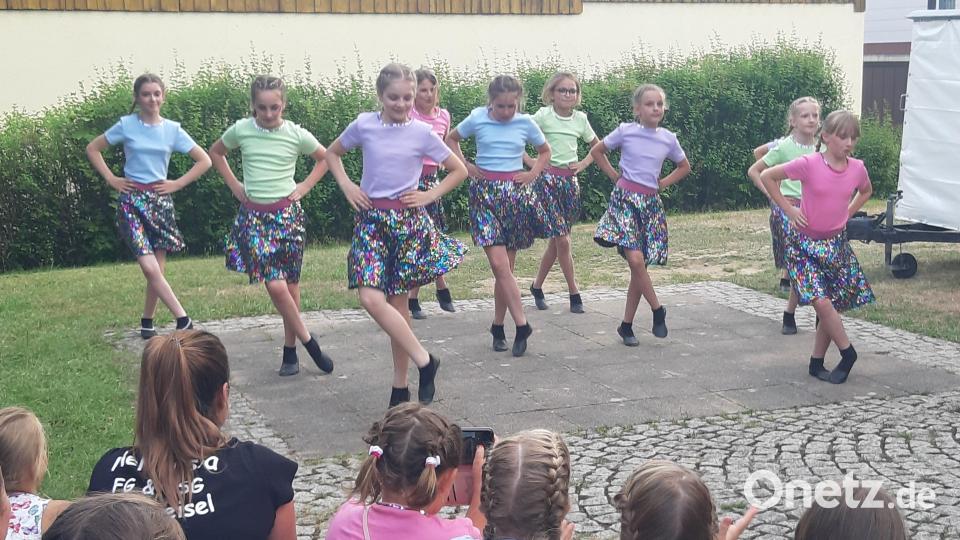 Die Jugendgarde der Faschingsgesellschaft Helenesia tanzte &quot;für die Freundschaft&quot;. Bild: gis