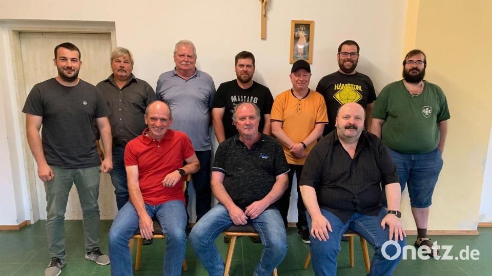 Hans Müller (sitzend, von rechts) bleibt Vorsitzender der SRK Trevesen. Unterstützt wird er von Schriftführer Hans König und Schatzmeister Wolfgang Wegmann. Im Vorstand stehen ihm weiter Andreas Heining (stehend, von rechts), Stefan Schultes, Mario Heinl, Jürgen Meiller, Werner Schultes und Dominik Müller zur Seite. Gemeinderat Hans Wopperer (stehend, Zweiter von links) beglückwünschte zur Wahl. Bild: öt