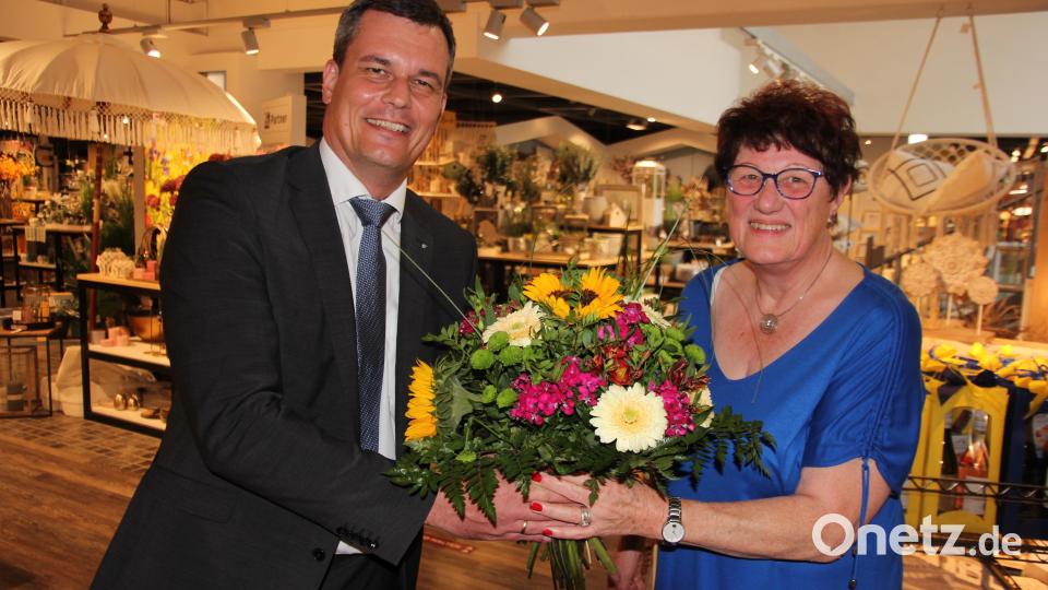 Mit Blumen überraschte Florian Rieder von der IHK Regensburg Seniorchefin Liselotte Kulzer. Bild: kro