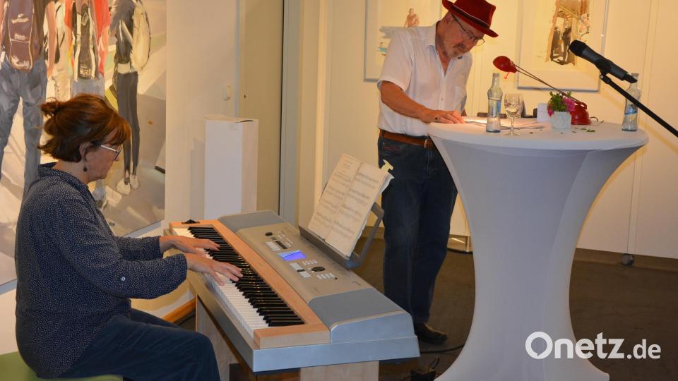 Elena Giesbrecht und Wolfgang Hermann umrahmten die Eröffnung der Vernissage musikalisch und rhetorisch. Bild: jr