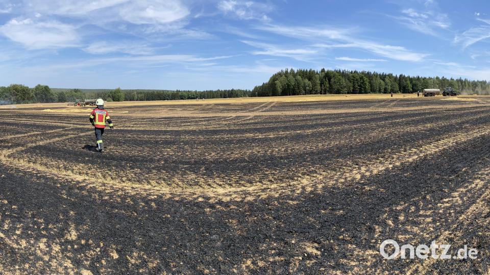 Einsatzkräfte der Feuerwehren Waldsassen, Pfaffenreuth, Wernersreuth, Mitterteich und Königshütte hatten die Flammen rasch unter Kontrolle. Zudem halfen Landwirte bei den Löscharbeiten. Bild: Feuerwehr Waldsassen/exb