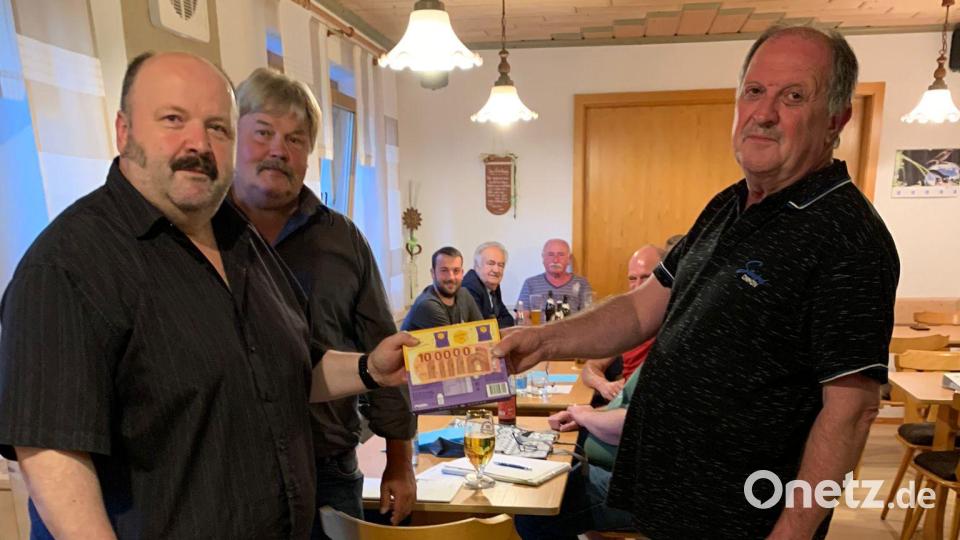 Vorsitzender Hans Müller (vorne, links) wurde von Hans Wopperer und Hans König mit einem Präsent für sein 30-jähriges Engagement als Vorsitzender der SRK Trevesen geehrt. Bild: öt