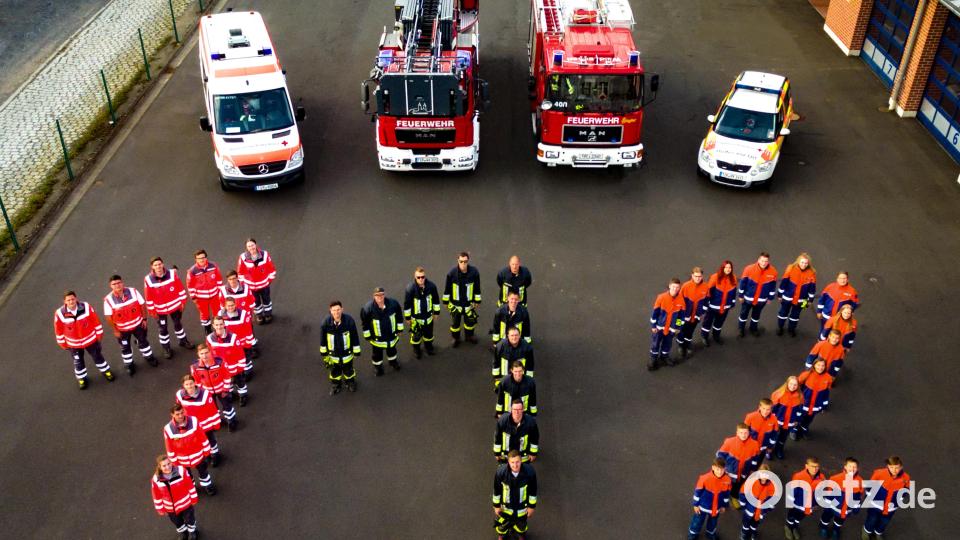 Jugendfeuerwehr und Jugendrotkreuz Waldsassen sind zwei Organisationen, die unter der gemeinsamen Notrufnummer 112 Zusammenhalt und ein gutes Miteinander praktizieren und dies bei einer 24-Stunden-Schicht unter realen Bedingungen übten. Bild: flm