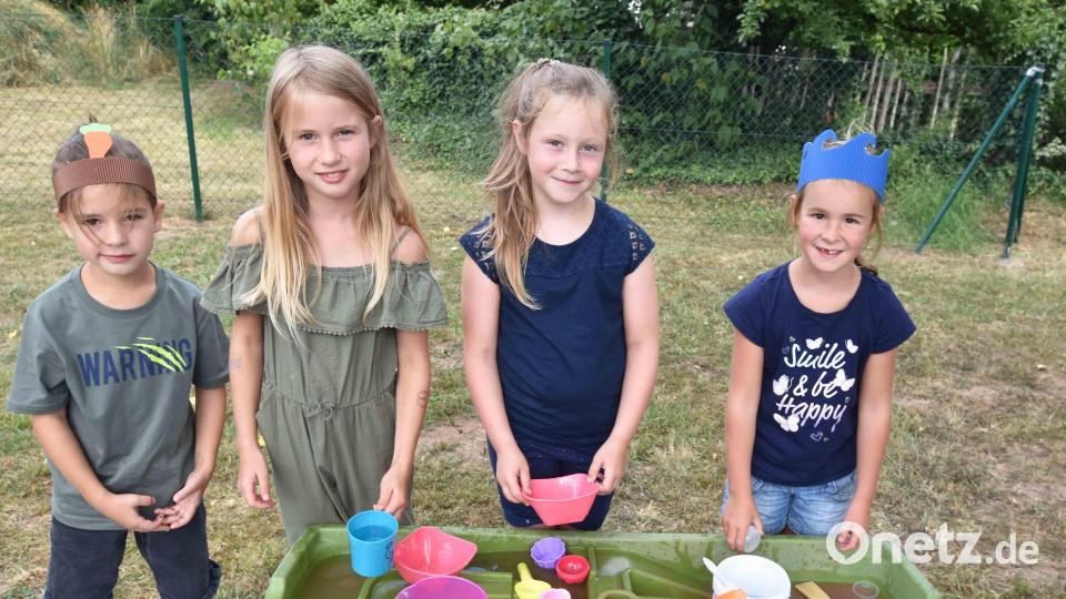 Element Wasser: Die Kinder pritschen und plantschen mit Spielsachen im gefüllten Wasserbecken. Bild: no