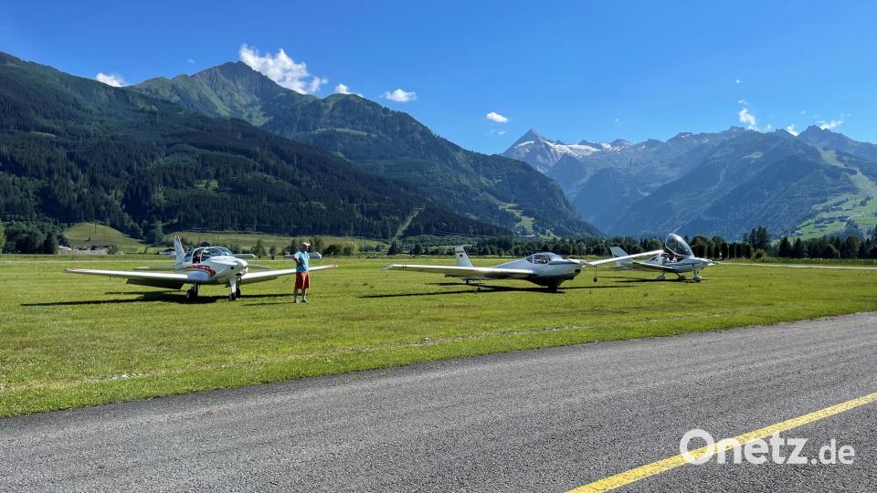 Tankstopp in Zell am See mit dem Kitzsteinhorn im Hintergrund: Sechs Hobbypiloten machten sich in drei Tirschenreuther Flugzeugen auf dem Weg nach Nötsch im Gailtal. Bild: Segelflugclub Tirschenreuth/exb