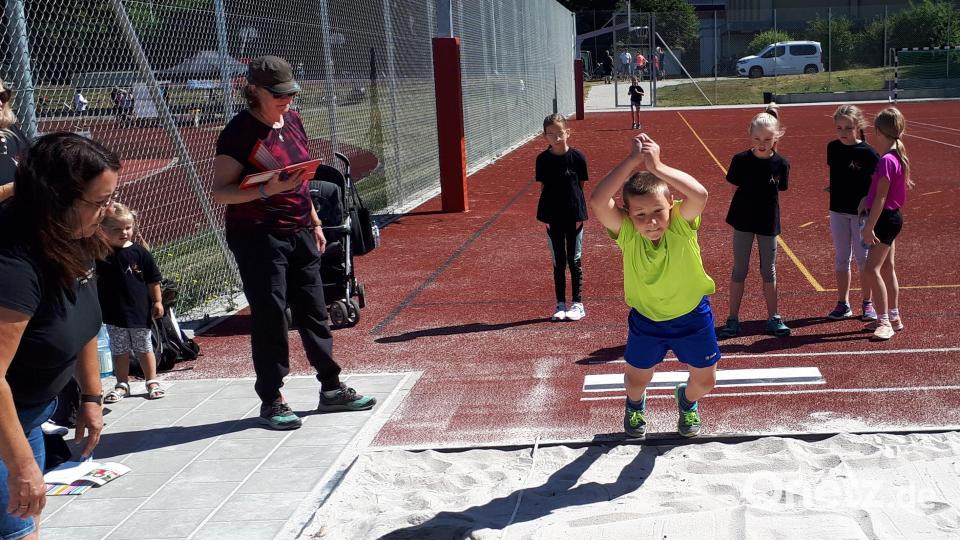 Bei traumhaftem Sommerwetter fanden sich über 40 Sportler auf der Leichtathletikanlage des Stiftland-Gymnasiums ein, um ihre Kondition und Leistungsfähigkeit unter Beweis zu stellen. Bild: Bachmeier/exb
