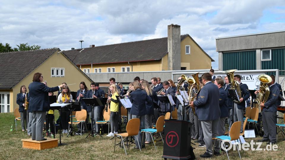 Beim Gemeinschaftschor der Werkvolkkapelle Schlicht spielen Jugendorchester und Orchester unter der Leitung von Dirigentin Sabine Kredler den &quot;Bundeswehr-Marsch&quot; Bild: sak