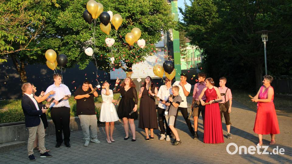 Rektor Rainer Hetz und Klassenlehrerin Alexandra Ertl (von links) verabschiedeten 12 Absolventen der St. Felix Schule. Die Schüler ließen Luftballons mit ihren Wünschen begleitet von Knalleffekten aus Konfettikanonen steigen. Bild: prh