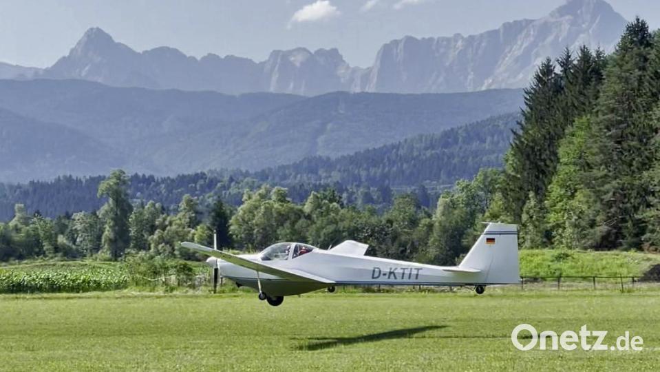 Ein Tirschenreuther Motorsegler startet im österreichischen Nötsch. Im Hintergrund die Julischen Alpen in Slowenien. Bild: Segelflugclub Tirschenreuth/exb