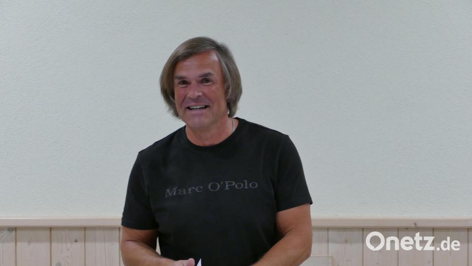 Felix Prösl, Ausbilder des Bayerischen Sportschützenbundes, unterrichtete die Lehrgangsteilnehmer mit den wichtigen Informationen in Sachen Standaufsicht. Bild: rwo