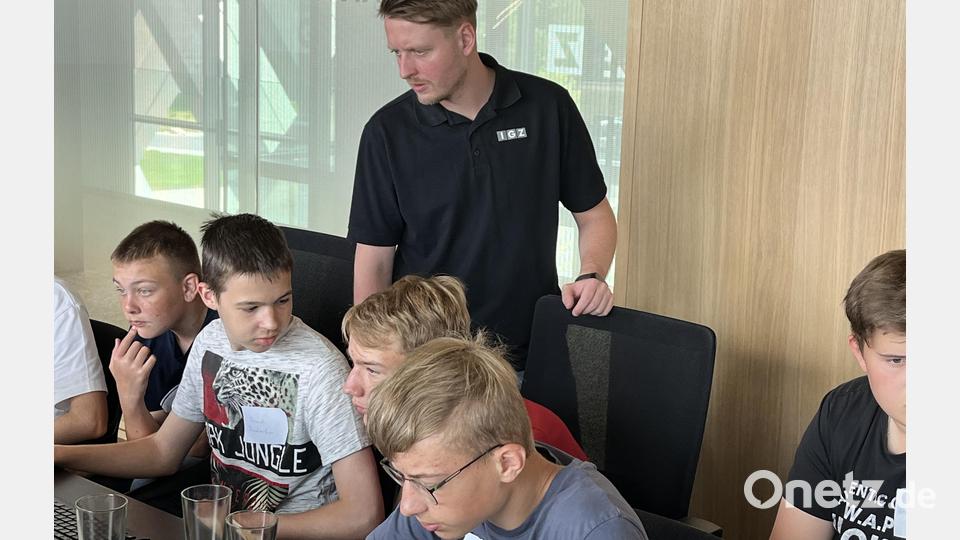 Bei der IGZ erhielten die Jungs unter Anleitung der Ausbilder praktische Programmieraufgaben. Bild: Realschule Waldsassen/exb