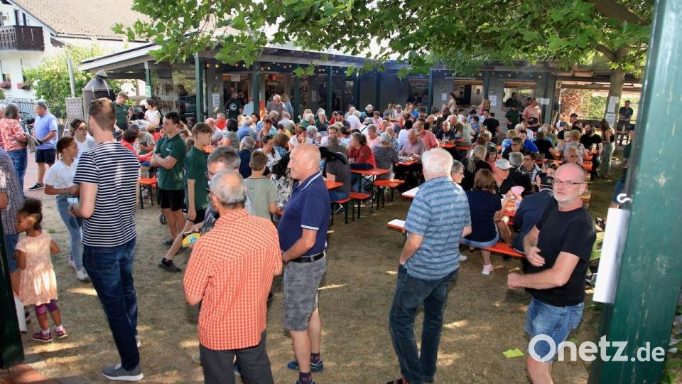 Gut 1500 Gäste folgten der Einladung des Anglervereins zur 15. Nacht am See und zum 40. Fischerfest. Sie ließen sich die kulinarischen Schmankerln schmecken, die ihnen das rund 60-köpfige Helferteam anbot. Bild: u