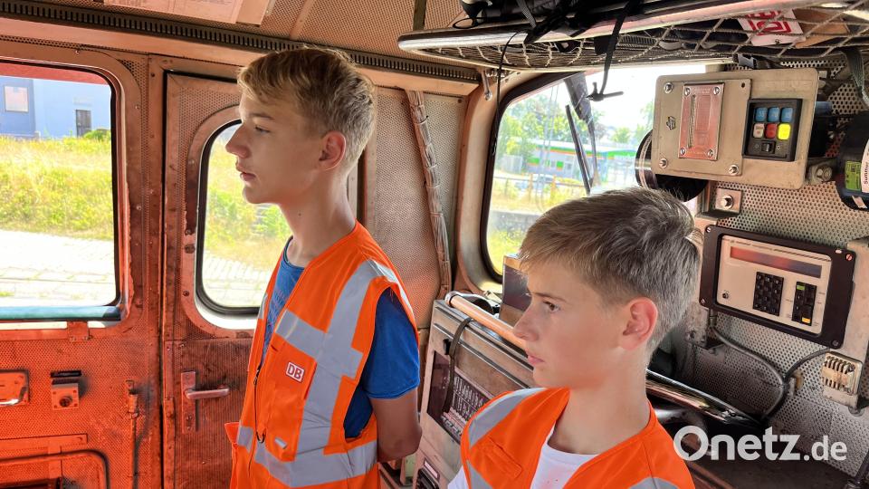 Zwei Schüle, die bei DG Cargo in Weiden auf einer Lok mitfahren durften. Bild: Realschule Waldsassen/exb