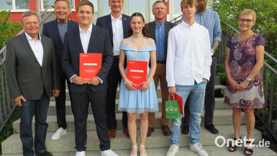 Die drei Besten der Abschlussklasse M10 der Mittelschule Altenstadt/WN. Bild: adj