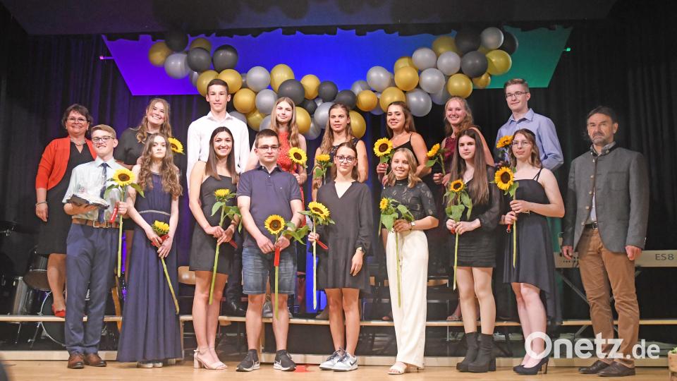 Schulleiterin Irene Sebald (links) und Konrektor Ramon Gomez-Islinger (rechts) gratulieren den besten Schülern und Schülerinnen der Lobkowitz Realschule in Neustadt/WN. Von links nach rechts (oben): Helena Scherm, Lukas Ott, Marie Denz, Anna Bruischütz, Sophie Adam, Hannah Wick, Sebastian Adam. Von links nach rechts (unten): Louis Schaller, Annalena Schießl, Sophie Magerl, Elias Prechtl, Ida Rosenschon, Theresa Hetz, Abigail Probst, Rebecca Haubner. Bild: Gabi Schönberger