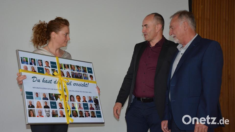Mit einer Bildercollage verabschiedeten sich Kollegium und Mitarbeiter. Im Bild von links Alice Achatz, Schulleiter Michael Schmidt und Heribert Pickert. Bild: jr