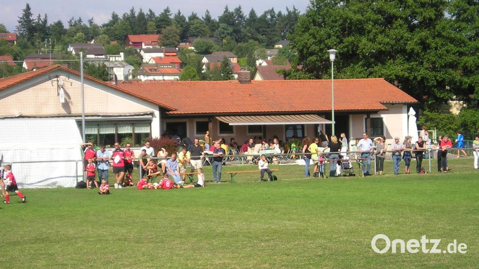 Der FC Wernberg ist stolz auf seine Sportanlage und das in Eigenregie gebaut Sportheim. Bild: she