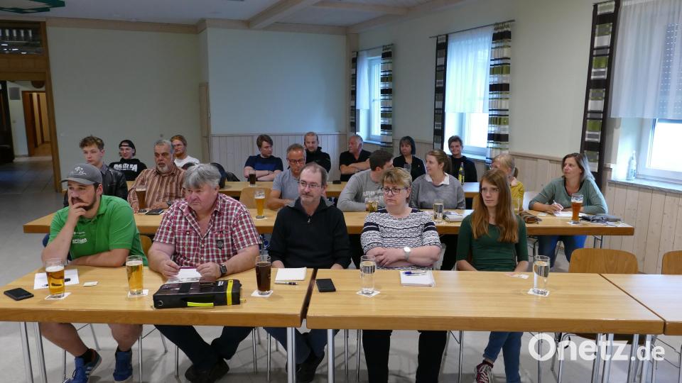Gespannt verfolgten die Teilnehmer des Lehrgangs den Ausführungen des Lehrgangsleiters. Bild: rwo