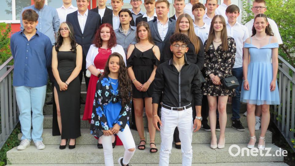 Die Abschlussklasse der Mittelschule Altenstadt Mit Klassenlehrer Sebastian Mühlhofer (Dritte Reihe, links) und den Schulbesten Amelie Bäumler (Zweite Reihe, rechts), Moritz Fehr (hinten, rechts) und Lukas Platzer (Dritte Reihe, Zweite von rechts). Bild: adj