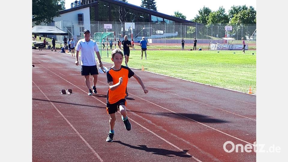 Bei traumhaftem Sommerwetter fanden sich über 40 Sportler auf der Leichtathletikanlage des Stiftland-Gymnasiums ein, um ihre Kondition und Leistungsfähigkeit unter Beweis zu stellen. Bild: Bachmeier/exb