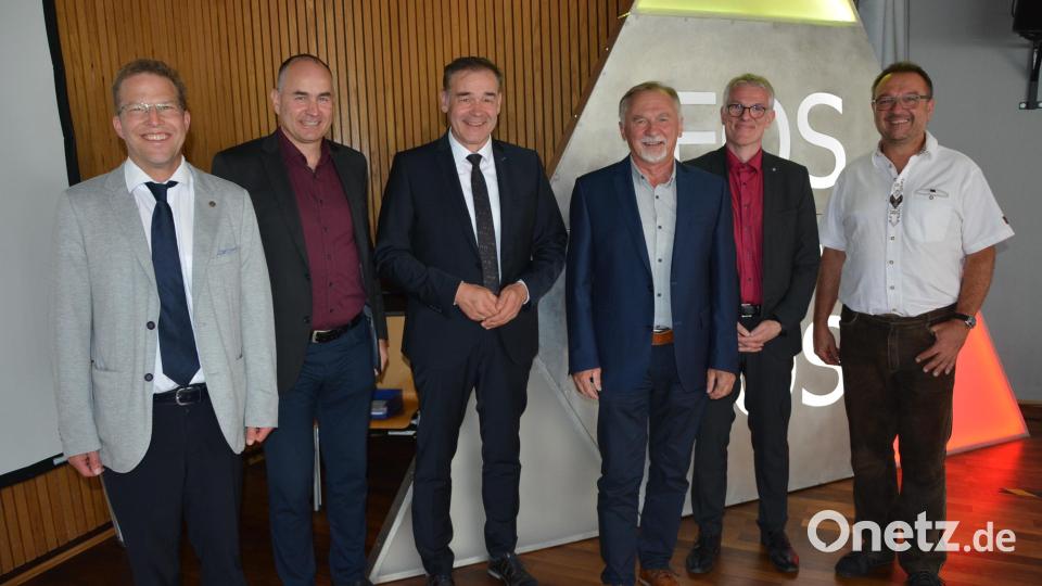 Offiziell verabschiedet wurde jetzt Heribert Pickert (Dritter von rechts). Mit dabei waren (von links) Peter Braune, Schulleiter Michael Schmidt, Landrat Peter Berek, Leitender Regierungsschuldirektor Gerhard Topinka und Personalrat Andreas Weidmann. Bild: jr