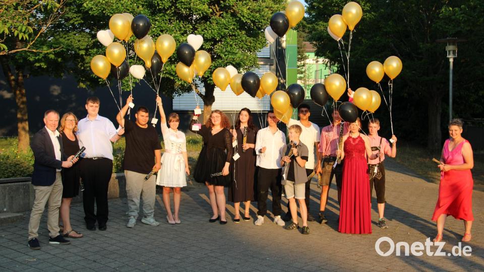 Rektor Rainer Hetz und Klassenlehrerin Alexandra Ertl (von links) verabschiedeten 12 Absolventen der St. Felix Schule. Die Schüler ließen Luftballons mit ihren Wünschen begleitet von Knalleffekten aus Konfettikanonen steigen. Bild: prh