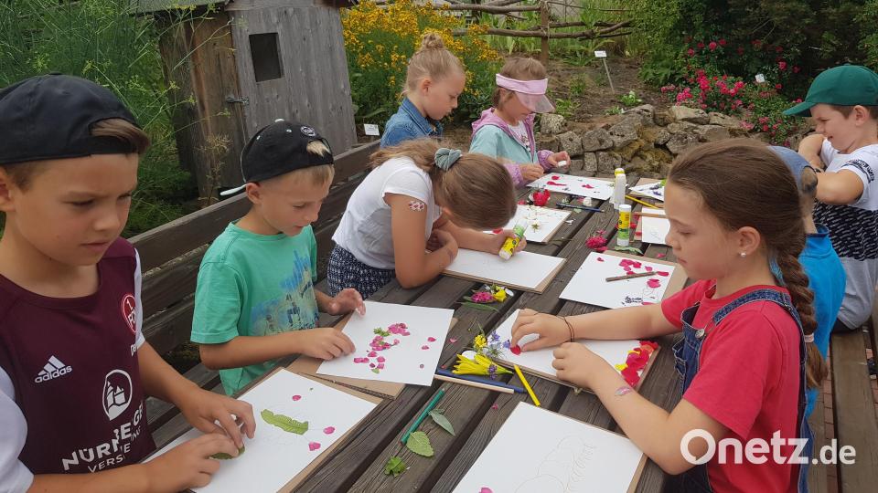 Die Konnersreuther Erst- und Zweitklässler haben in einer Projektwoche zum Thema &quot;Alltagskompetenz und Lebensökonomie&quot;&quot; den Klostergarten in Waldsassen erkundet und dabei auch Bilder mit Naturmaterialien erstellt. Bild: Grundschule Konnersreuth/exb