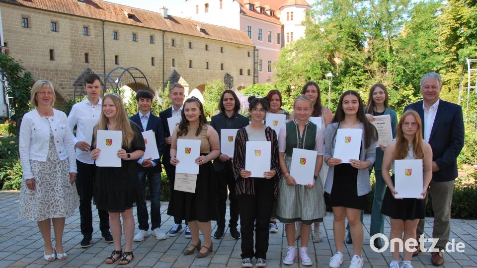 Die besten Mittelschulabgänger im Landkreis Amberg-Sulzbach mit Landrat Richard Reisinger (rechts) und Schulamtsleiterin Beatrix Hilburger (links). Bild: gsp