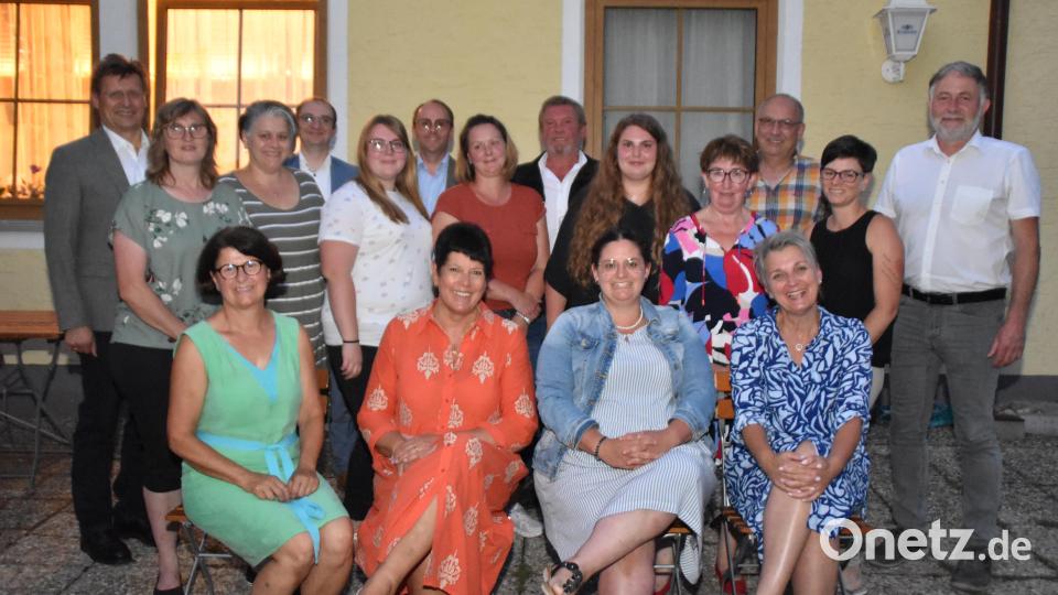 Die neue Kreisbäuerin Gabi Birkner (vorne, Zweite von links) und ihre Stellvertreterin Kathrin Ziegler (vorne, Zweite von rechts) mit den unterstützenden Beirätinnen und den Ehrengästen. Vorne links Bezirksbäuerin Rita Blümel. Bild: hcz