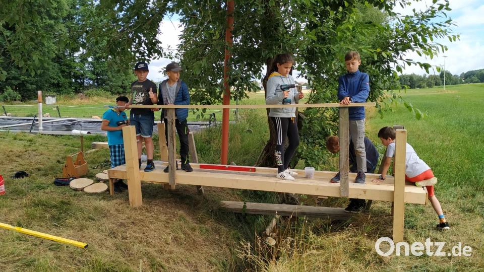 Die Konnersreuther Viertklässler haben in einer Projektwoche zum Thema &quot;Alltagskompetenz und Lebensökonomie&quot;&quot; eine Brücke über einen Bach gebaut. Bild: jr