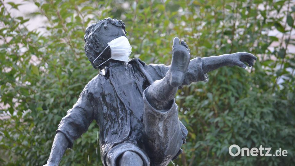 Das RKI empfiehlt angesichts der steigenden Zahlen, im Alltag wieder Masken zu tragen. Auf dem Bild hat ein Scherzbold auch dem Schulschwänzer auf dem Brunnen vor der Erbendorfer Schule eine Maske verpasst. Archivbild: Benkhardt